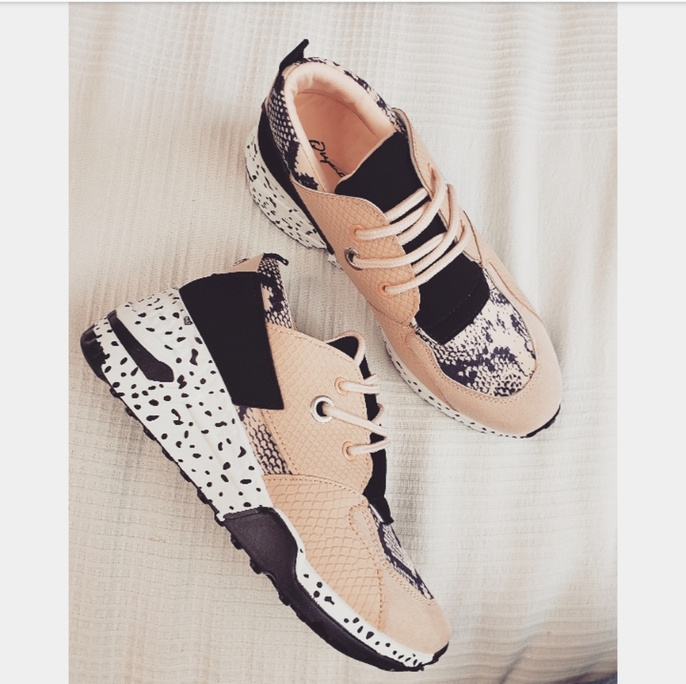 🚨//Summer Essentials// trendy Sneakers - Picture 2 of 5